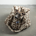 Load image into Gallery viewer, Teddy Shopper Leo Light- Rückzugsort unterwegs für Dackel, Windspiel, Zwergpudel, Zwergspitz, Whippet - Whippet Welpe Hundekissen
