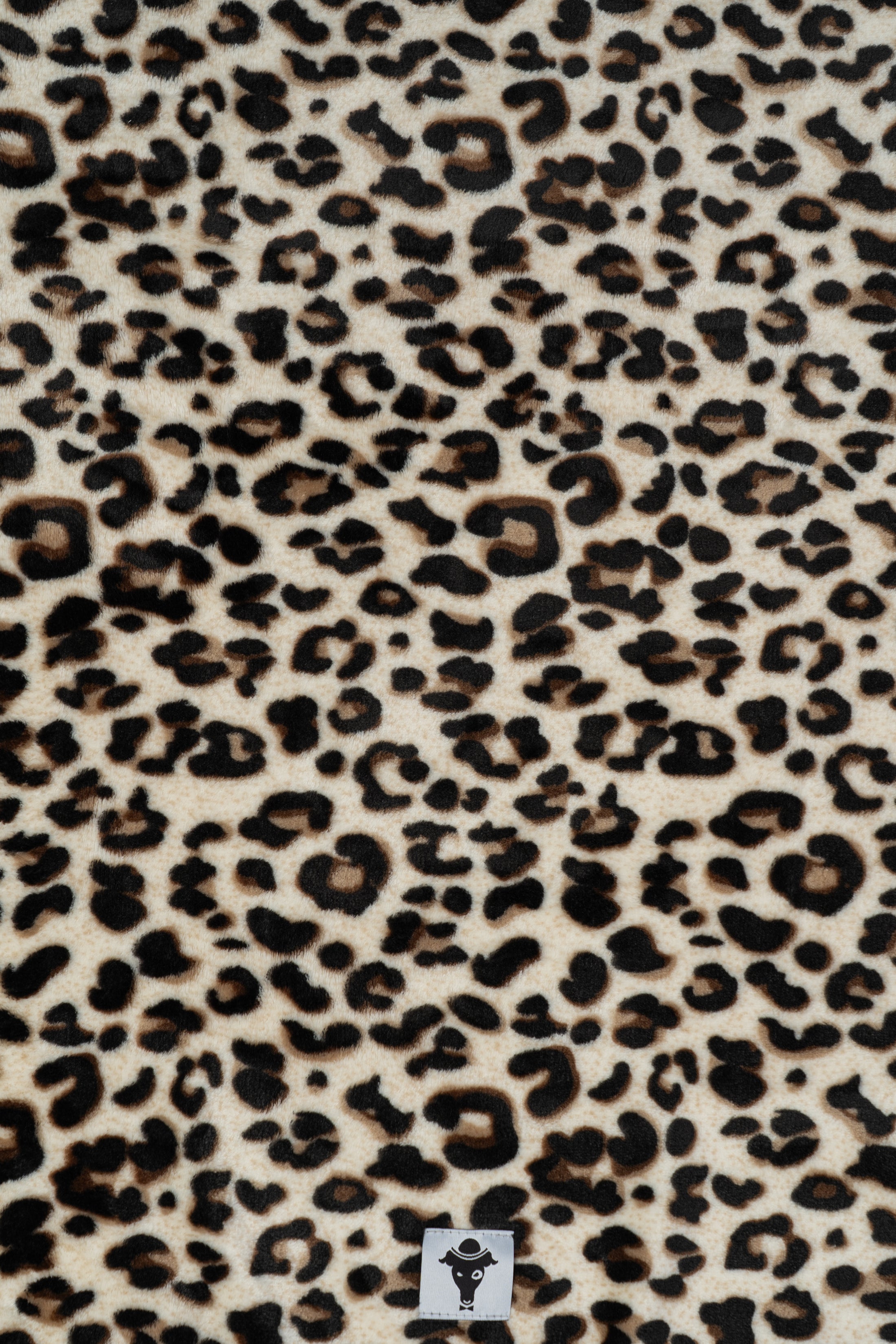 Detailansicht Kuscheldecke Leo: glänzende, flauschige Oberfläche aus 100 % Polyester