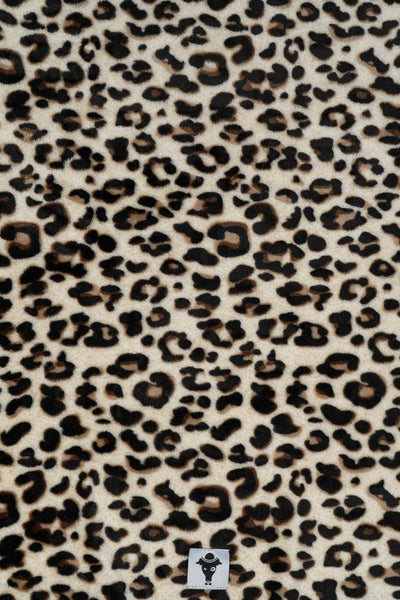 Detailansicht Kuscheldecke Leo: glänzende, flauschige Oberfläche aus 100 % Polyester