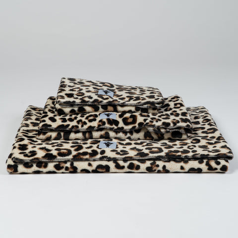 Kuscheldecke Leo mit Leo-Print in warmem Braunton aus weichem Kuschelfleece