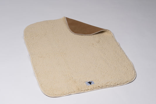 Handgefertigte Hundedecke aus Berlin, halb aufgeklappt, um beide weichen Stoffseiten zu präsentieren.