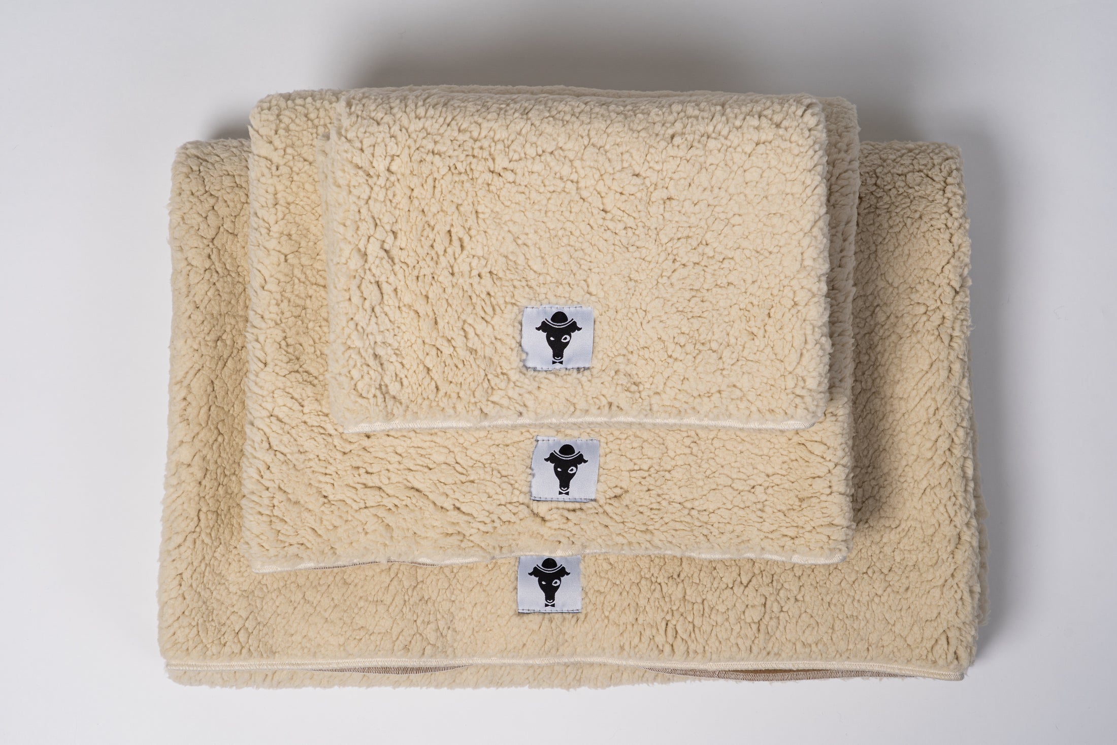 Die doppelseitige Hundedecke zusammengelegt, genutzt als gemütliche Unterlage für kleine und große Hunde.