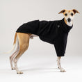 Load image into Gallery viewer, Whippet im Karma Hund Fleece-Pullover in Schwarz – eleganter Look und weiches Material für höchsten Komfort.
