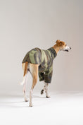 Load image into Gallery viewer, Whippet trägt warmen Fleece-Pullover in Camouflage von Karma Hund – stylisches Hunde-Outfit für Herbst und Winter.
