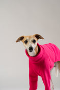 Load image into Gallery viewer, Whippet im Fleece-Pullover in Magenta von Karma Hund – warmer, stilvoller Begleiter für Herbst und Winter.
