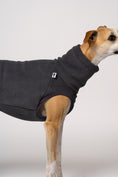 Load image into Gallery viewer, Whippetmode in Anthrazit – Long Shirt in Graphite mit ergonomischem Schnitt
