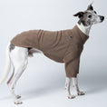 Load image into Gallery viewer, Whippet präsentiert Polar‑Fleece‑Pullover in Walnut auf weißem Hintergrund – stilvoll und funktional
