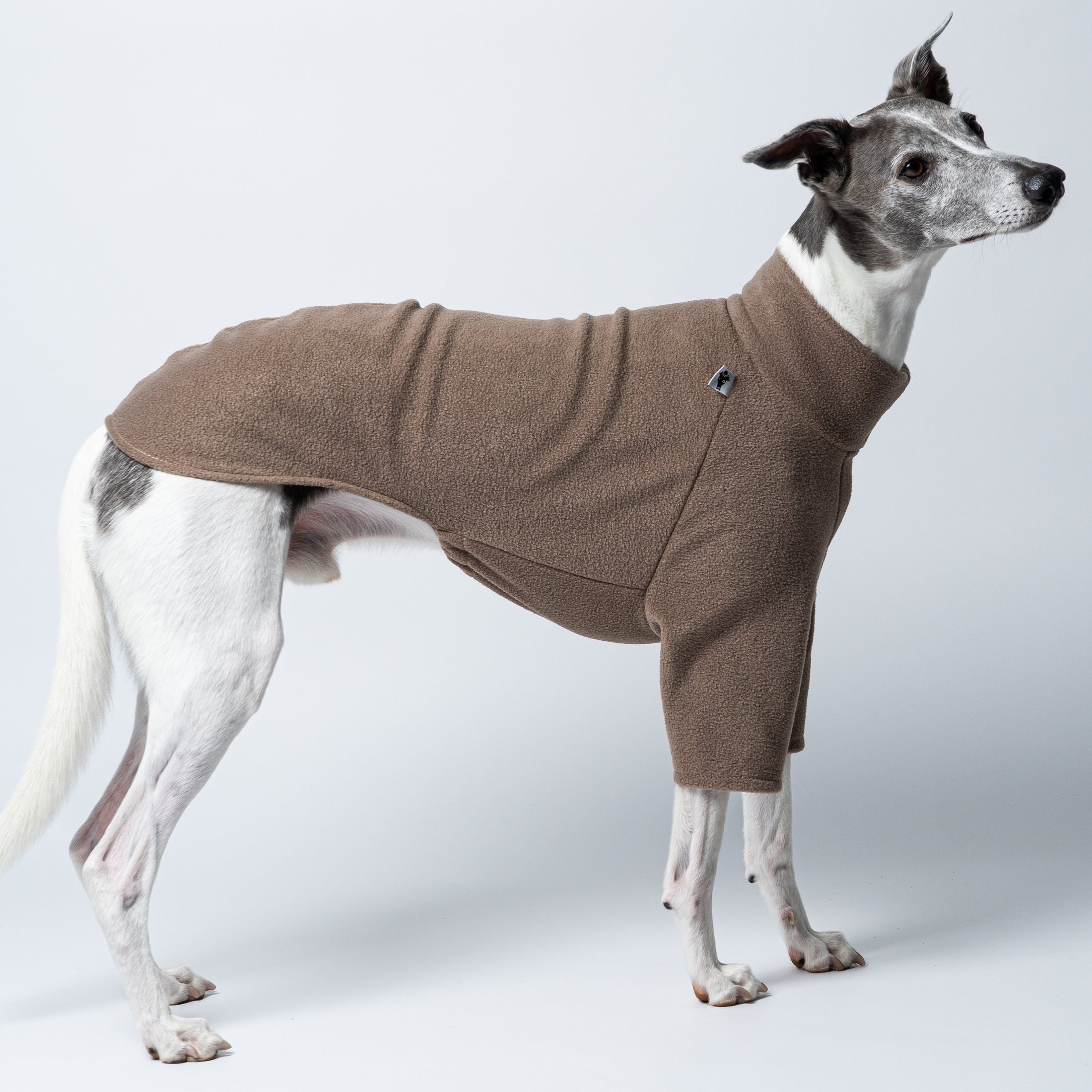Whippet präsentiert Polar‑Fleece‑Pullover in Walnut auf weißem Hintergrund – stilvoll und funktional