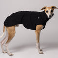 Load image into Gallery viewer, Whippet im eleganten Long Shirt in Schwarz beim Spaziergang – minimalistisches Design trifft auf maximale Funktion
