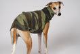Load image into Gallery viewer, Signalstarke Hundemode: Whippet in Camo für maximale Sichtbarkeit

