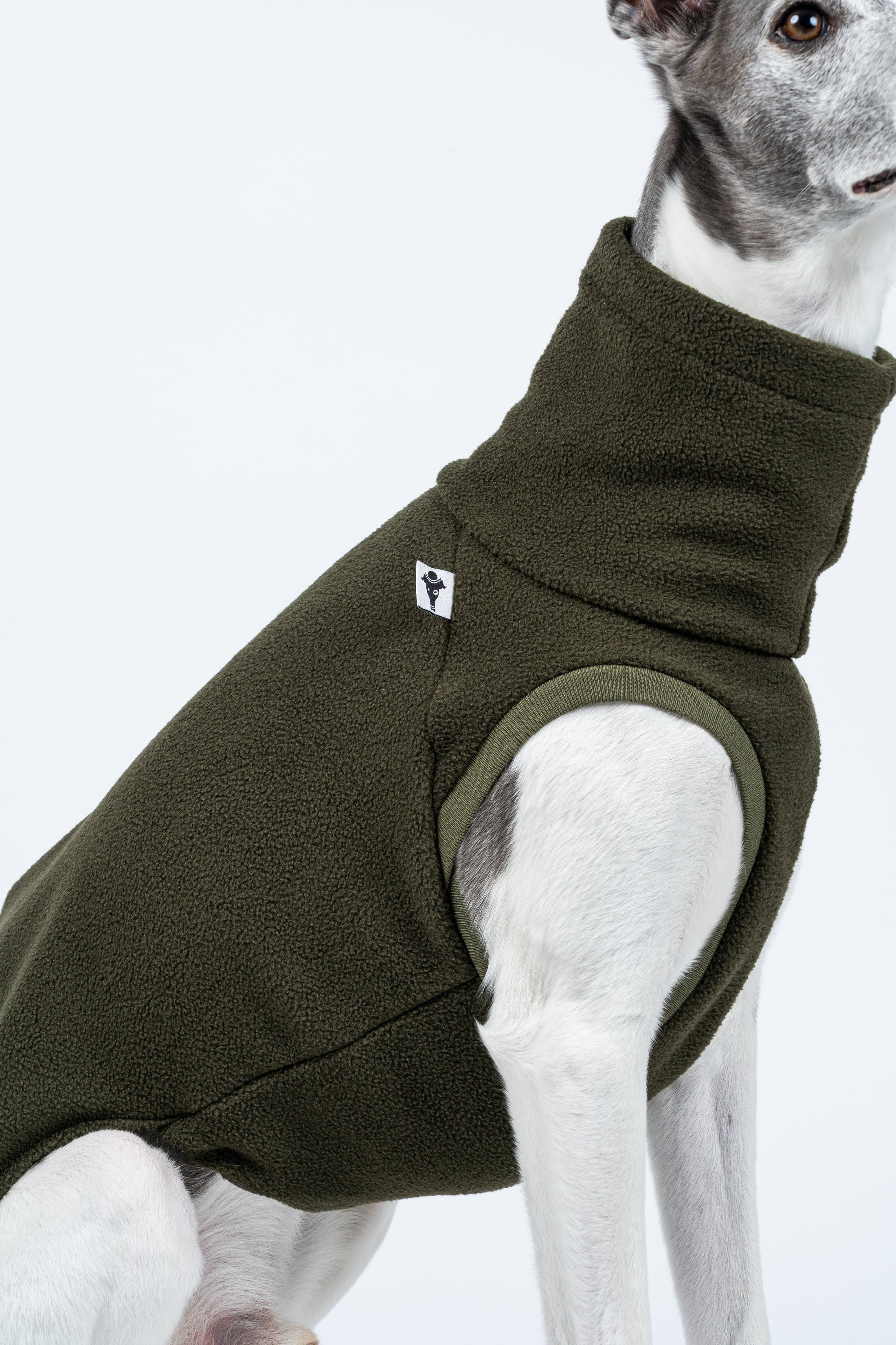 Detailansicht des Long Shirts in Dark Olive – hochwertige Verarbeitung und weiches Material