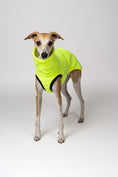 Load image into Gallery viewer, Fleece-Shirt in Neon Yellow – funktionales Design für Sichtbarkeit und Stil
