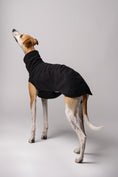 Load image into Gallery viewer, Nahaufnahme: Whippet trägt Long Shirt in Schwarz – weiches Fleece, perfekt verarbeitet für schmale Körperformen
