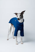 Load image into Gallery viewer, Formschöner Fleece-Pullover in Navy an einem stehenden Whippet – stilvoll und wärmend zugleich
