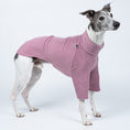 Load image into Gallery viewer, Fleece-Pullover in Mulberry an einem stehenden Whippet – bequemer Sitz für schmale Silhouetten
