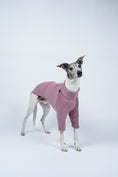 Load image into Gallery viewer, Fleece-Pullover in Mulberry an einem stehenden Whippet – bequemer Sitz für schmale Silhouetten
