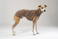 Load image into Gallery viewer, Karma-Hund Pullover in Braun für Whippets – anschmiegsam und stilvoll.
