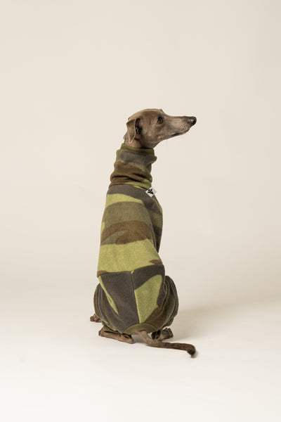 Italienisches Windspiel in handgefertigten Fleece Overall in Camouflage