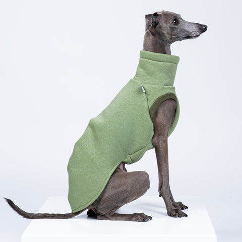 Seitenansicht: Sweat Shirt für Windspiele in Matcha – optimal für lange, schmale Rücken